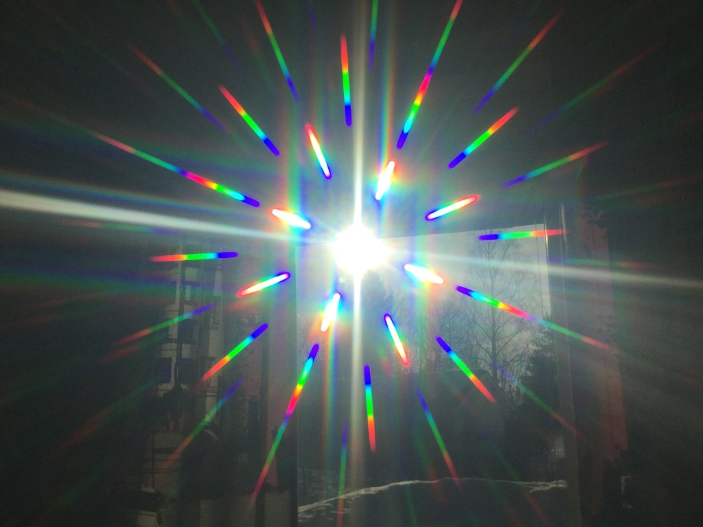 Auringonvalon spektri hilan läpi kuvattuna.