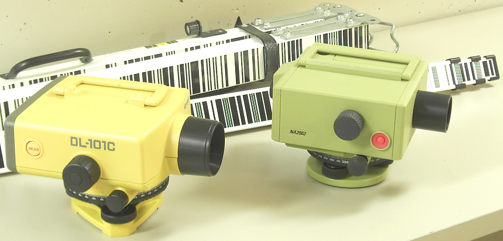 Kaksi digitaalista vaaituskojetta ka viivakoodilatta korkeudenmittauksiin.