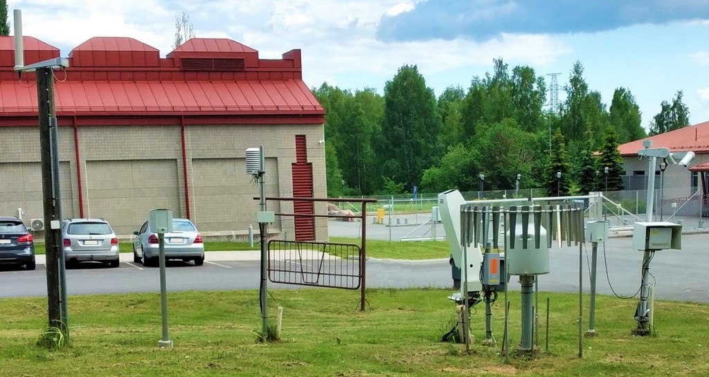 Sää ja ilmasto ovat monimuotoisia geofysikaalisia ilmiöitä. Kuvassa Hämeenlinnan Katisen sääaseman mittalaitteita.
